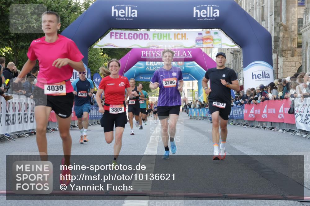 06.09.2026 - CURREX Alsterlauf Yannick Fuchs http://msf.ph/oto/10136621 06.09.2026 09:44:47 Ziel 2442, 2610, 3226, 3445, 3671, 3802, 3803, 4039, 5286, 6201, 8264 meine-sportfotos.de