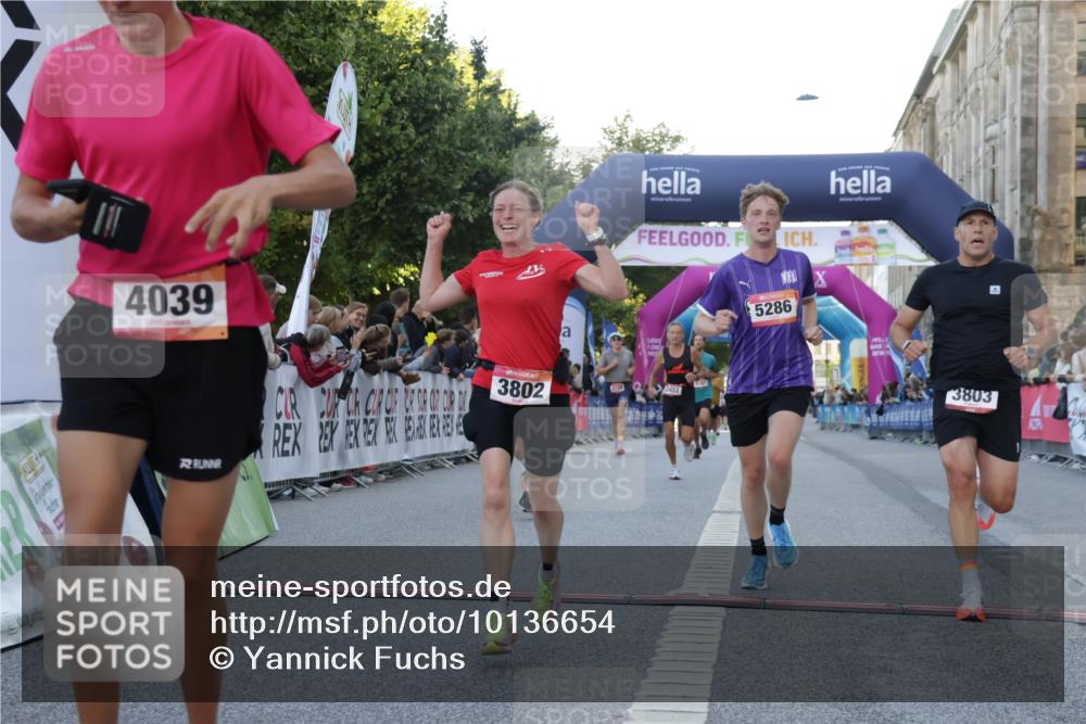 06.09.2026 - CURREX Alsterlauf Yannick Fuchs http://msf.ph/oto/10136654 06.09.2026 09:44:49 Ziel 2442, 2452, 2610, 3226, 3445, 3671, 3802, 3803, 4039, 5286, 8264 meine-sportfotos.de