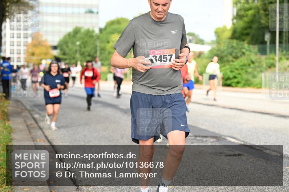 06.09.2026 - CURREX Alsterlauf Dr. Thomas Lammeyer http://msf.ph/oto/10136678 06.09.2026 10:01:53 Laufen 3457 meine-sportfotos.de