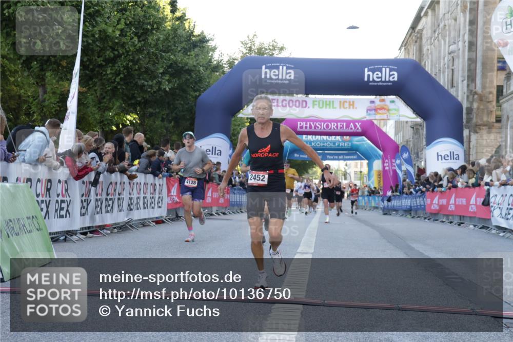 06.09.2026 - CURREX Alsterlauf Yannick Fuchs http://msf.ph/oto/10136750 06.09.2026 09:44:52 Ziel 2442, 2452, 2610, 3226, 3802, 3803, 4039, 4128, 5286, 8264 meine-sportfotos.de