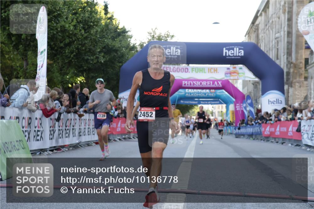 06.09.2026 - CURREX Alsterlauf Yannick Fuchs http://msf.ph/oto/10136778 06.09.2026 09:44:53 Ziel 2442, 2452, 2610, 3802, 3803, 4039, 4128, 5286 meine-sportfotos.de