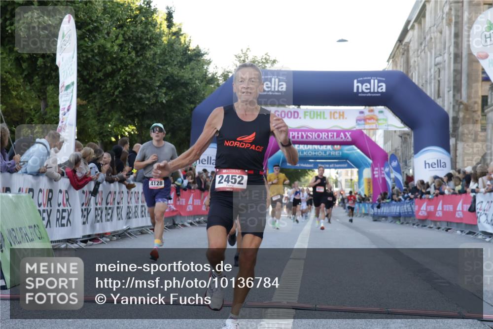 06.09.2026 - CURREX Alsterlauf Yannick Fuchs http://msf.ph/oto/10136784 06.09.2026 09:44:53 Ziel 2442, 2452, 2610, 3802, 3803, 4039, 4128, 5286 meine-sportfotos.de