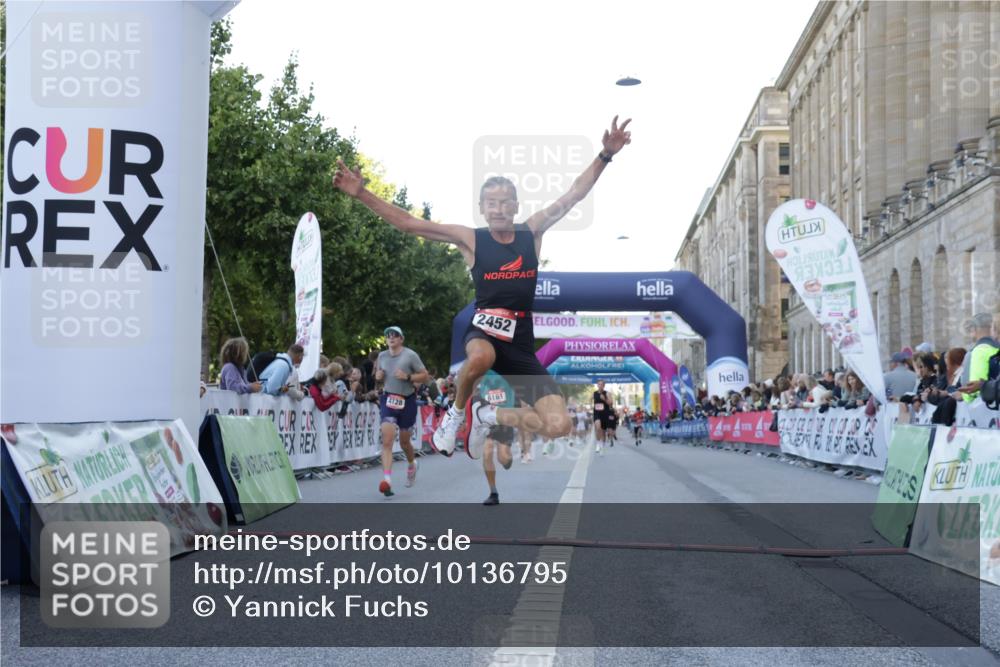 06.09.2026 - CURREX Alsterlauf Yannick Fuchs http://msf.ph/oto/10136795 06.09.2026 09:44:53 Ziel 2442, 2452, 2610, 3802, 3803, 4039, 4128, 5286 meine-sportfotos.de