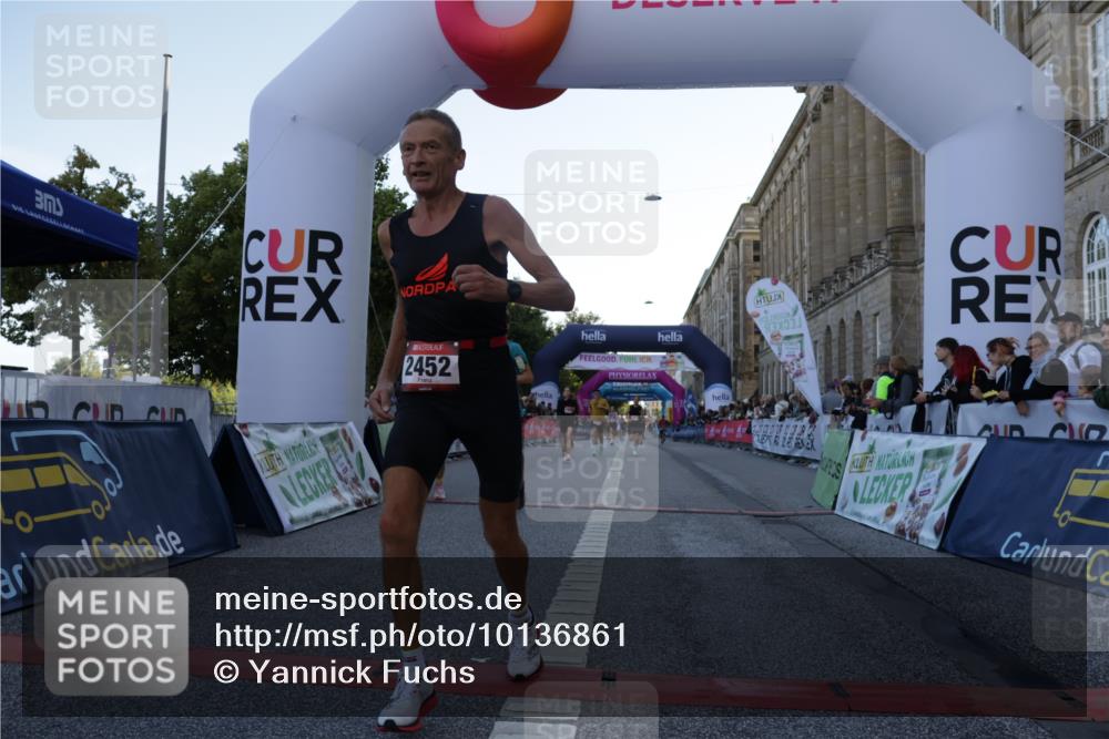 06.09.2026 - CURREX Alsterlauf Yannick Fuchs http://msf.ph/oto/10136861 06.09.2026 09:44:54 Ziel 2442, 2452, 2610, 3802, 3803, 4039, 4128, 5286, 5837, 6243 meine-sportfotos.de