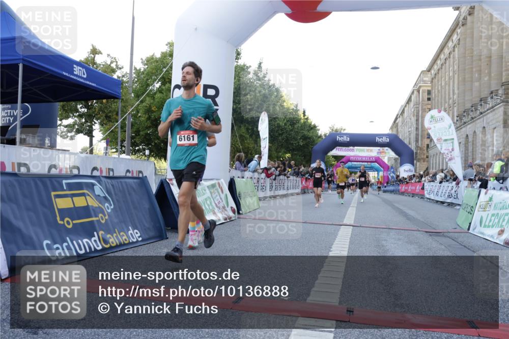 06.09.2026 - CURREX Alsterlauf Yannick Fuchs http://msf.ph/oto/10136888 06.09.2026 09:44:56 Ziel 2452, 2610, 3802, 3803, 4011, 4128, 5286, 5837, 6243 meine-sportfotos.de