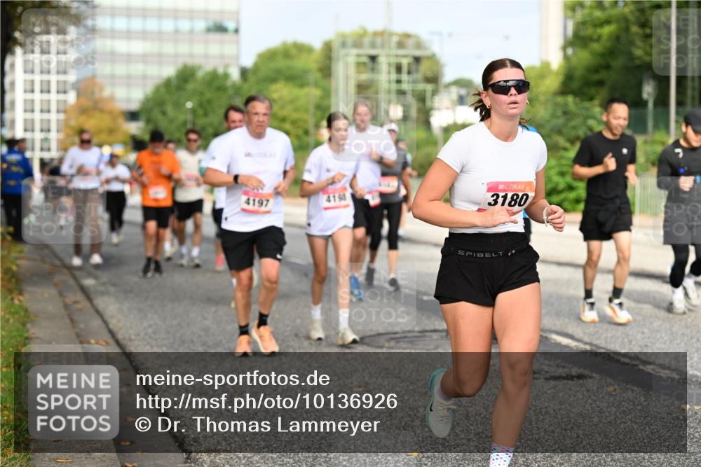 06.09.2026 - CURREX Alsterlauf Dr. Thomas Lammeyer http://msf.ph/oto/10136926 06.09.2026 10:02:14 Laufen 4197, 4158, 3180 meine-sportfotos.de