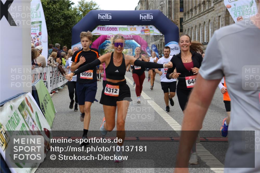 06.09.2026 - CURREX Alsterlauf Strokosch-Dieckow http://msf.ph/oto/10137181 06.09.2026 09:59:23 Ziel 2220, 2367, 2772, 3535, 3542, 3600, 3657, 3844, 3892, 4091, 4139, 4158, 4217, 4748, 4791, 5160, 5249, 5723, 5735, 6059, 6312, 6443, 6447 meine-sportfotos.de