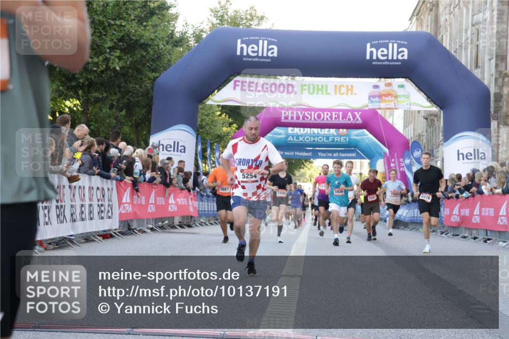 06.09.2026 - CURREX Alsterlauf Yannick Fuchs http://msf.ph/oto/10137191 06.09.2026 09:45:17 Ziel 2449, 2489, 3873, 4331, 5254, 5266, 5341, 5352, 5770, 5887, 5926, 6476, 8020 meine-sportfotos.de