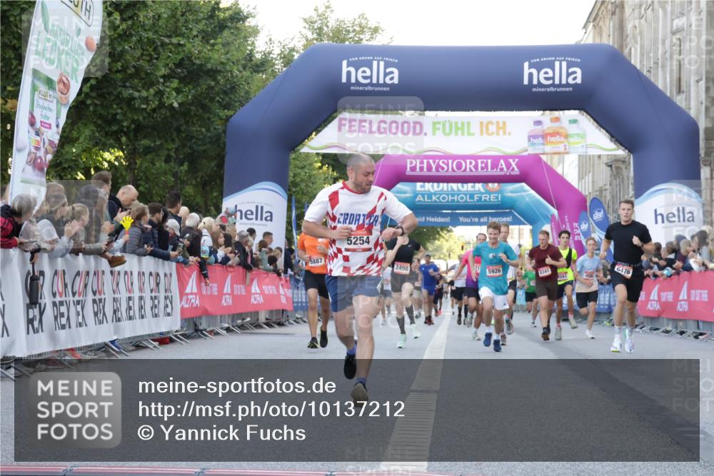 06.09.2026 - CURREX Alsterlauf Yannick Fuchs http://msf.ph/oto/10137212 06.09.2026 09:45:17 Ziel 2449, 2489, 3873, 4331, 5254, 5266, 5341, 5352, 5770, 5887, 5926, 6476, 8020 meine-sportfotos.de