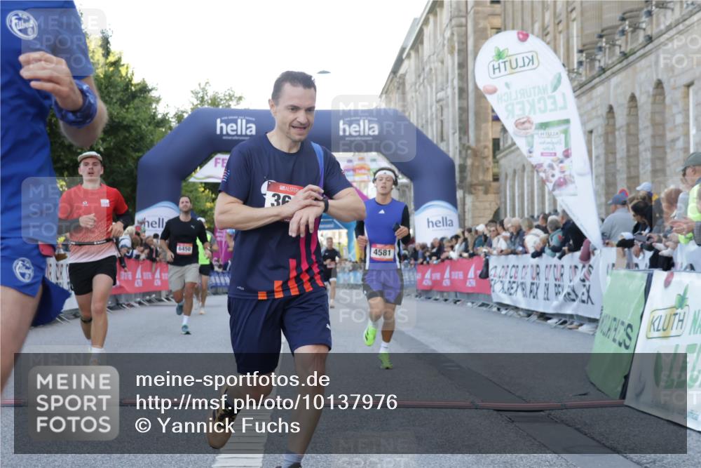 06.09.2026 - CURREX Alsterlauf Yannick Fuchs http://msf.ph/oto/10137976 06.09.2026 09:45:31 Ziel 2101, 2111, 2170, 2406, 3146, 3259, 3593, 3615, 4141, 4581, 4586, 4891, 5216, 5699, 5805, 5988, 6450, 8341 meine-sportfotos.de