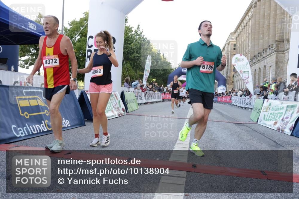 06.09.2026 - CURREX Alsterlauf Yannick Fuchs http://msf.ph/oto/10138904 06.09.2026 09:45:47 Ziel 2054, 3602, 3956, 4341, 4372, 4828, 4982, 5123, 5697, 6113, 6186, 6401, 6449, 8228 meine-sportfotos.de