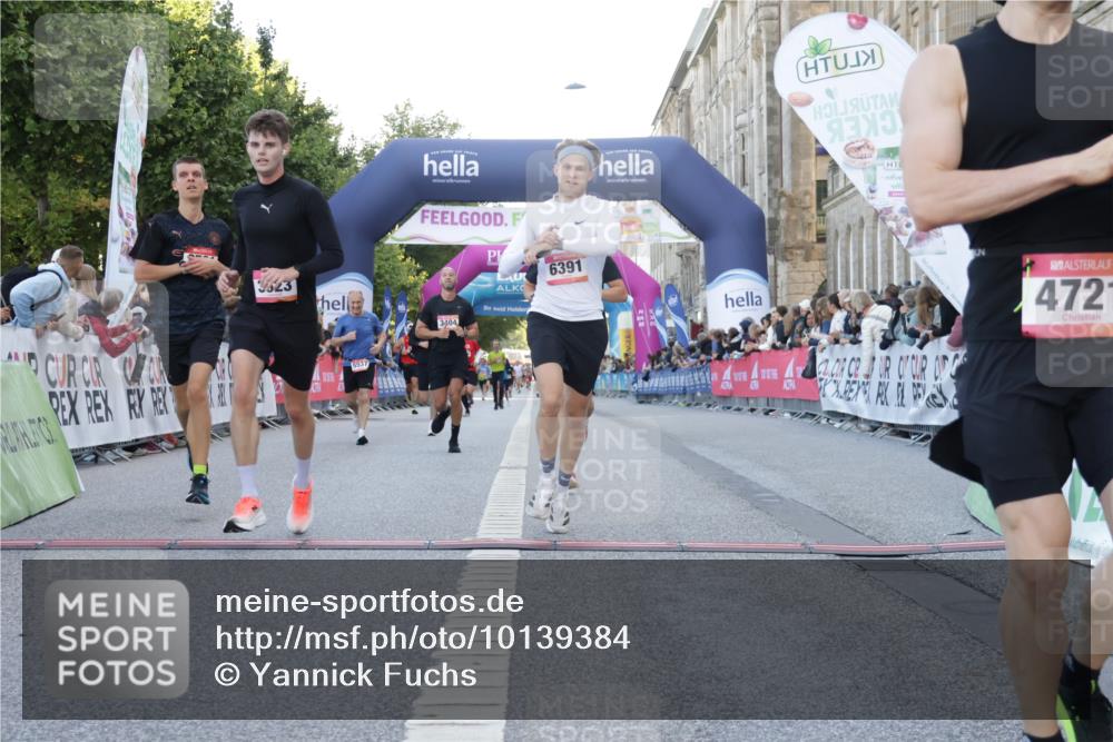 06.09.2026 - CURREX Alsterlauf Yannick Fuchs http://msf.ph/oto/10139384 06.09.2026 09:45:58 Ziel 2731, 2828, 3404, 3623, 3956, 4721, 4828, 5123, 5537, 6072, 6113, 6256, 6391, 8193 meine-sportfotos.de