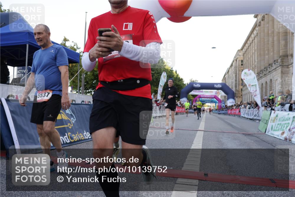 06.09.2026 - CURREX Alsterlauf Yannick Fuchs http://msf.ph/oto/10139752 06.09.2026 09:46:07 Ziel 2122, 2828, 3404, 5537, 5846, 6014, 6256, 8158, 8210 meine-sportfotos.de