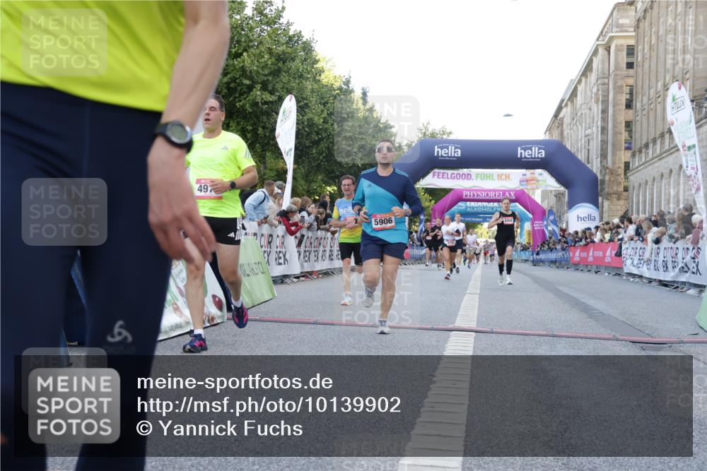 06.09.2026 - CURREX Alsterlauf Yannick Fuchs http://msf.ph/oto/10139902 06.09.2026 09:46:13 Ziel 2122, 2703, 4824, 4970, 5846, 5906, 6014, 6406, 8158, 8210, 8266 meine-sportfotos.de