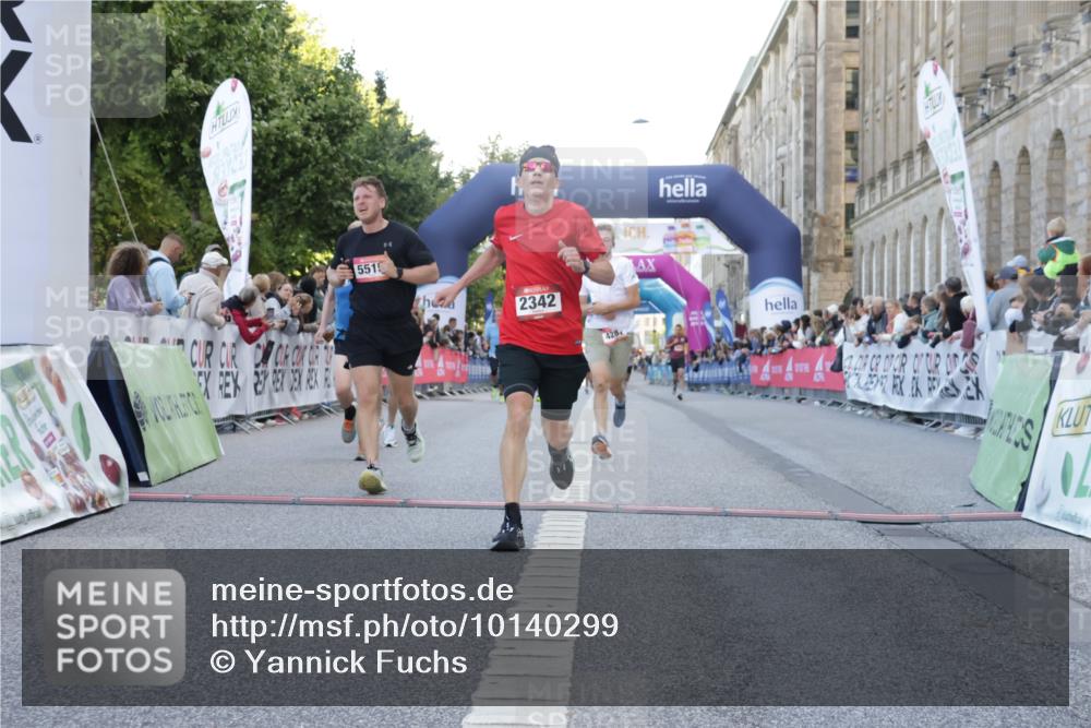 06.09.2026 - CURREX Alsterlauf Yannick Fuchs http://msf.ph/oto/10140299 06.09.2026 09:46:19 Ziel 2342, 2703, 4287, 4537, 4824, 4970, 5419, 5515, 5906, 6406, 8266 meine-sportfotos.de