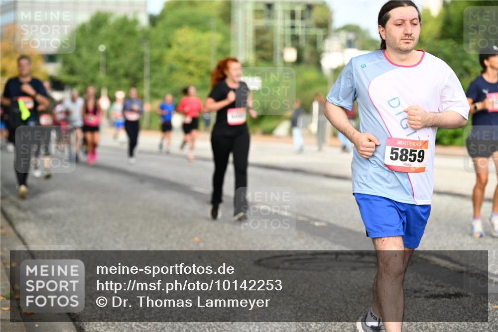 06.09.2026 - CURREX Alsterlauf Dr. Thomas Lammeyer http://msf.ph/oto/10142253 06.09.2026 10:11:43 Laufen 5859 meine-sportfotos.de
