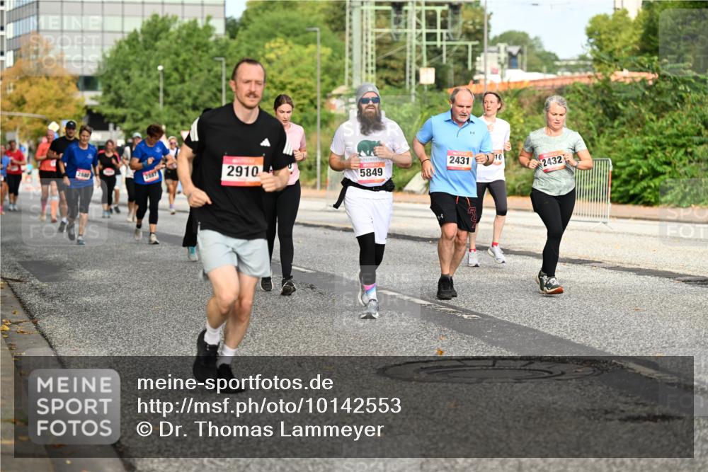 06.09.2026 - CURREX Alsterlauf Dr. Thomas Lammeyer http://msf.ph/oto/10142553 06.09.2026 10:12:14 Laufen 2830, 2887, 2910, 5849, 2431, 10, 2432 meine-sportfotos.de