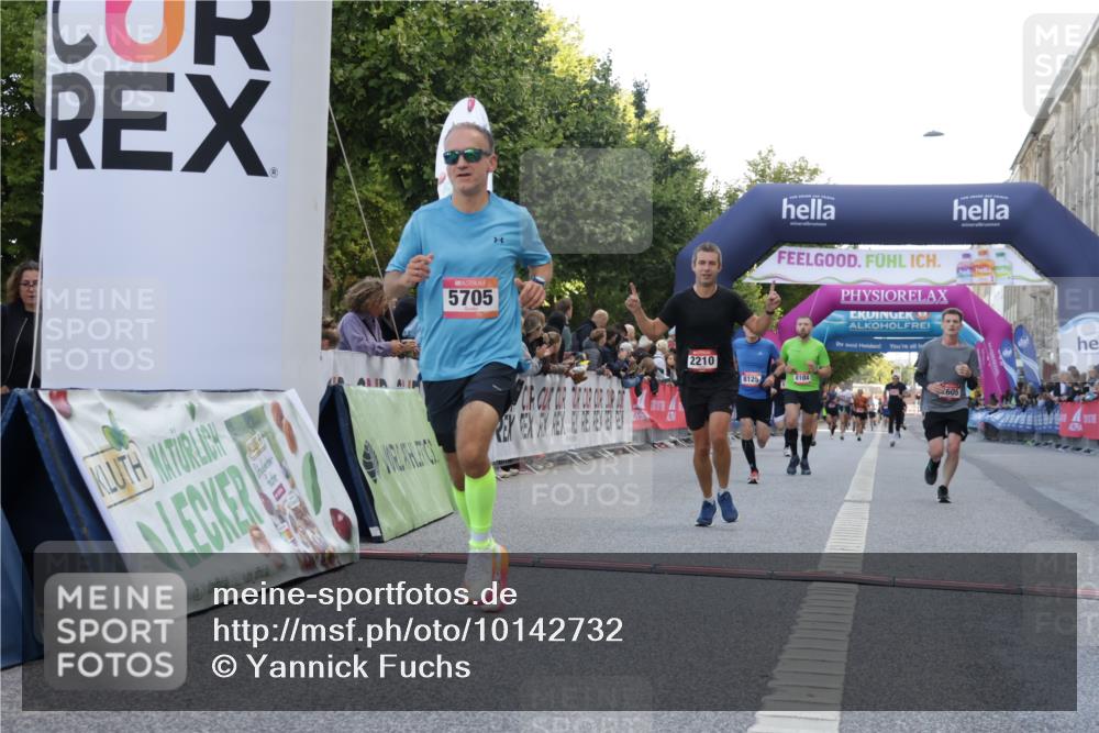 06.09.2026 - CURREX Alsterlauf Yannick Fuchs http://msf.ph/oto/10142732 06.09.2026 09:47:01 Ziel 2072, 2210, 2605, 3678, 4311, 4460, 5198, 5705, 5731, 8104, 8125 meine-sportfotos.de