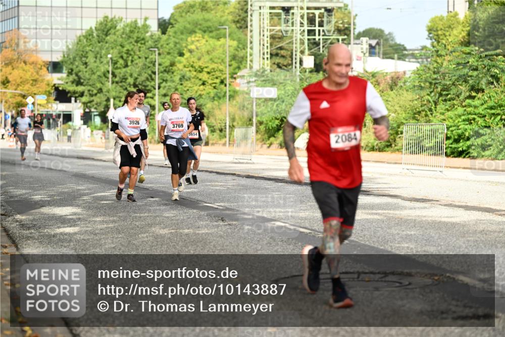 06.09.2026 - CURREX Alsterlauf Dr. Thomas Lammeyer http://msf.ph/oto/10143887 06.09.2026 10:15:05 Laufen 3926, 3769, 3654, 2084 meine-sportfotos.de