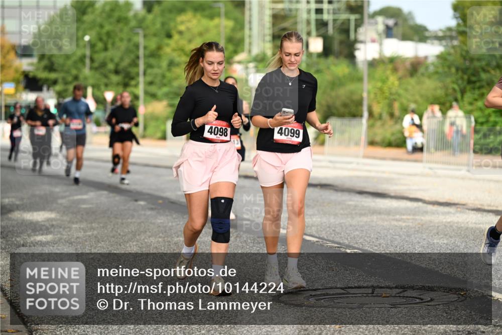 06.09.2026 - CURREX Alsterlauf Dr. Thomas Lammeyer http://msf.ph/oto/10144224 06.09.2026 10:15:51 Laufen 4098, 4099 meine-sportfotos.de