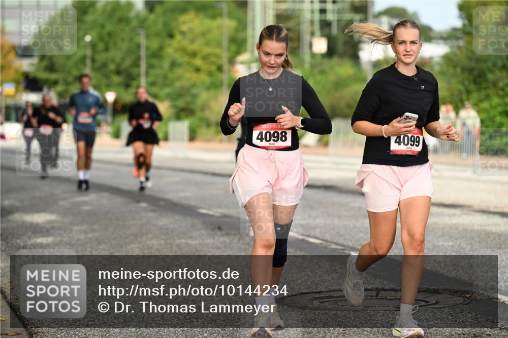 06.09.2026 - CURREX Alsterlauf Dr. Thomas Lammeyer http://msf.ph/oto/10144234 06.09.2026 10:15:52 Laufen 4098, 4099 meine-sportfotos.de