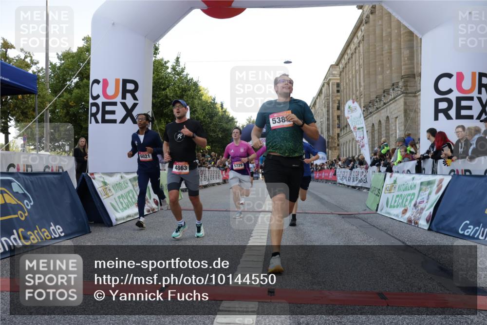 06.09.2026 - CURREX Alsterlauf Yannick Fuchs http://msf.ph/oto/10144550 06.09.2026 09:47:28 Ziel 2106, 2807, 2953, 3386, 4441, 4674, 4863, 5309, 5389, 5407, 5645, 5729, 6021 meine-sportfotos.de