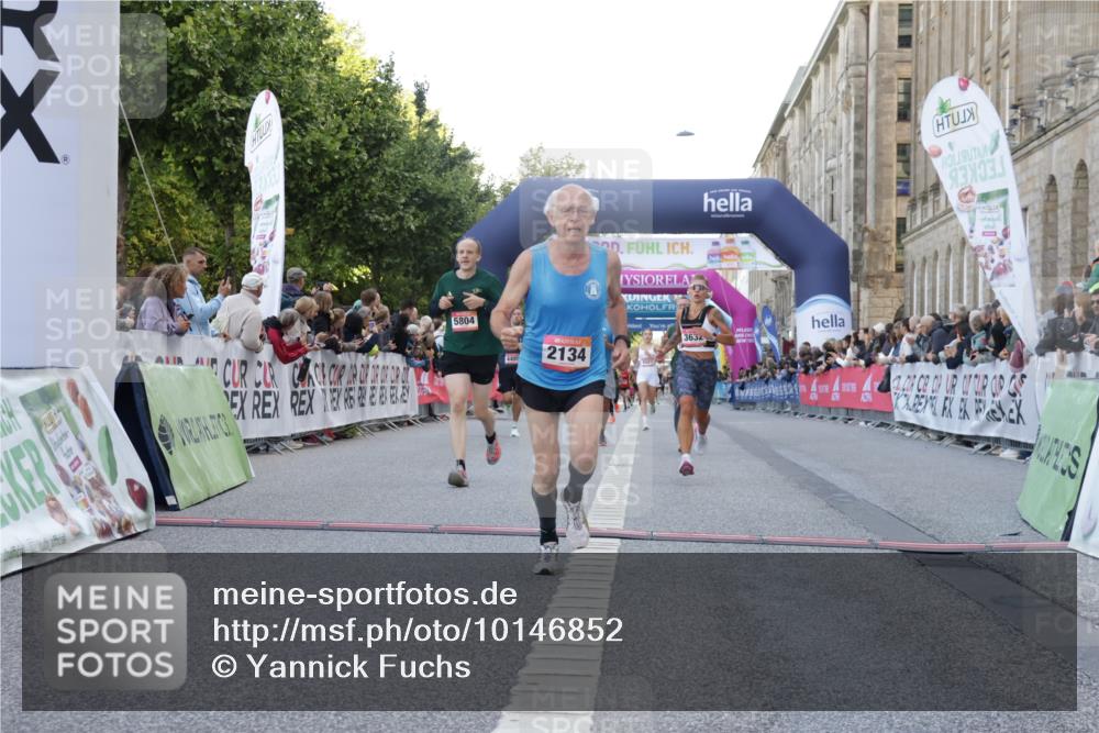 06.09.2026 - CURREX Alsterlauf Yannick Fuchs http://msf.ph/oto/10146852 06.09.2026 09:48:09 Ziel 2134, 2463, 3632, 3665, 4405, 4472, 5315, 5804, 5932, 6009 meine-sportfotos.de