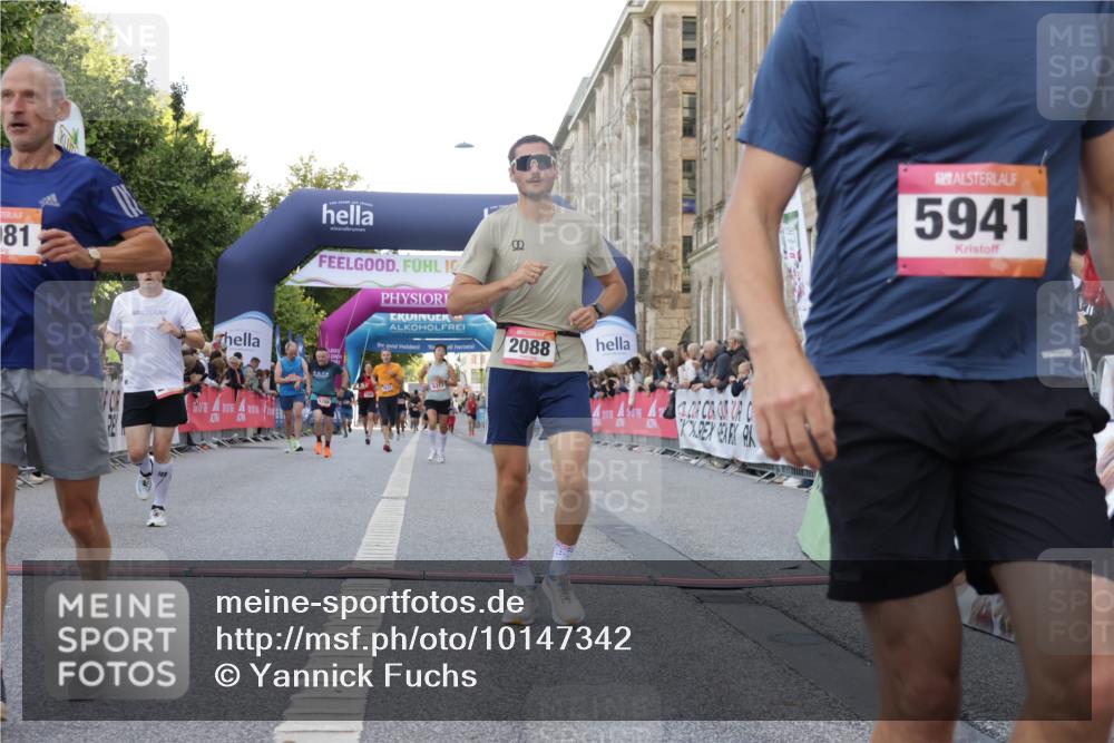 06.09.2026 - CURREX Alsterlauf Yannick Fuchs http://msf.ph/oto/10147342 06.09.2026 09:48:42 Ziel 2081, 2088, 2480, 3008, 4359, 4553, 5204, 5245, 5450, 5941, 6198, 6317, 6481, 8188, 8223 meine-sportfotos.de