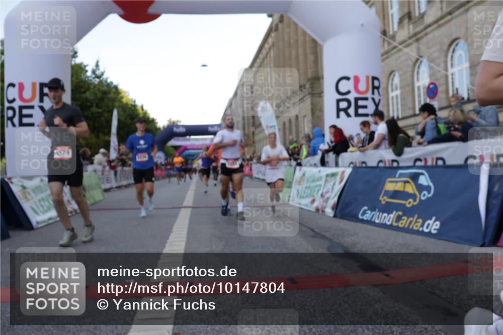 06.09.2026 - CURREX Alsterlauf Yannick Fuchs http://msf.ph/oto/10147804 06.09.2026 09:49:02 Ziel 2067, 2655, 2693, 3009, 3074, 3533, 3880, 4037, 4579, 4785, 5034, 5068, 5251, 5378, 5400, 5929, 5992, 6041, 6124, 6236, 6245, 8106 meine-sportfotos.de