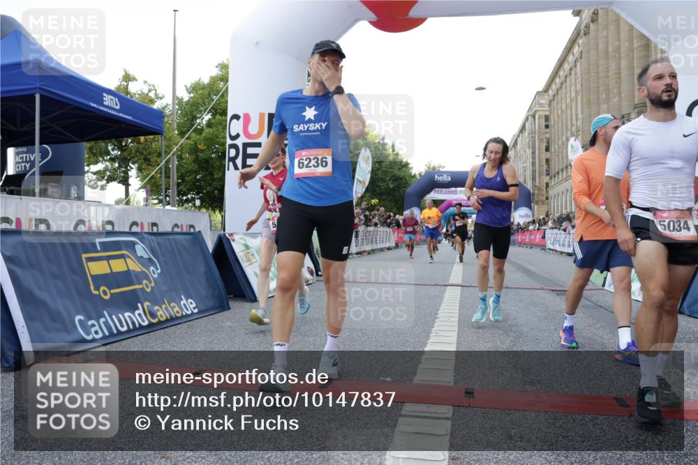 06.09.2026 - CURREX Alsterlauf Yannick Fuchs http://msf.ph/oto/10147837 06.09.2026 09:49:04 Ziel 2067, 2655, 2693, 3009, 3533, 3880, 4037, 4579, 4785, 5034, 5068, 5251, 5378, 5400, 5992, 6041, 6124, 6236, 6245, 6380, 8106 meine-sportfotos.de