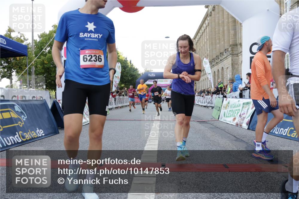 06.09.2026 - CURREX Alsterlauf Yannick Fuchs http://msf.ph/oto/10147853 06.09.2026 09:49:05 Ziel 2067, 2655, 2693, 3009, 3533, 3880, 4037, 4579, 4785, 5034, 5068, 5251, 5378, 5400, 5992, 6041, 6124, 6236, 6245, 6380, 8106 meine-sportfotos.de