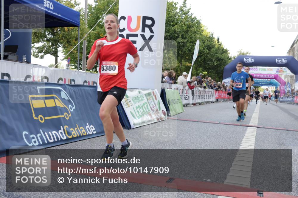 06.09.2026 - CURREX Alsterlauf Yannick Fuchs http://msf.ph/oto/10147909 06.09.2026 09:49:10 Ziel 2009, 3533, 3880, 3898, 4037, 5068, 5251, 5378, 5448, 5924, 6380, 8106 meine-sportfotos.de
