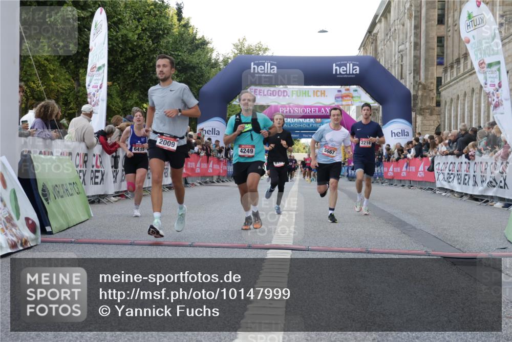 06.09.2026 - CURREX Alsterlauf Yannick Fuchs http://msf.ph/oto/10147999 06.09.2026 09:49:15 Ziel 2009, 2216, 3845, 3898, 4249, 5331, 5448, 5667, 5924, 6173, 6380, 6415, 8065 meine-sportfotos.de