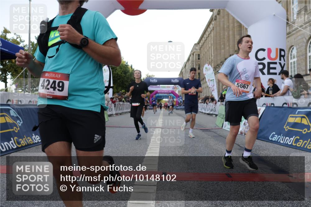06.09.2026 - CURREX Alsterlauf Yannick Fuchs http://msf.ph/oto/10148102 06.09.2026 09:49:17 Ziel 1045, 2009, 2216, 3383, 3845, 3898, 3940, 4249, 5331, 5448, 5667, 5784, 5924, 6173, 6415, 8065 meine-sportfotos.de