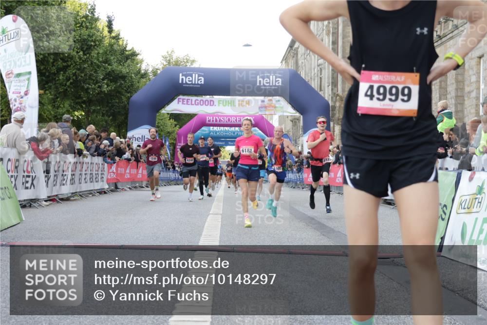 06.09.2026 - CURREX Alsterlauf Yannick Fuchs http://msf.ph/oto/10148297 06.09.2026 09:49:25 Ziel 1045, 2812, 3246, 3383, 3845, 3940, 4722, 4999, 5331, 5605, 5760, 5784, 6105, 6123, 6181, 6240, 8065 meine-sportfotos.de