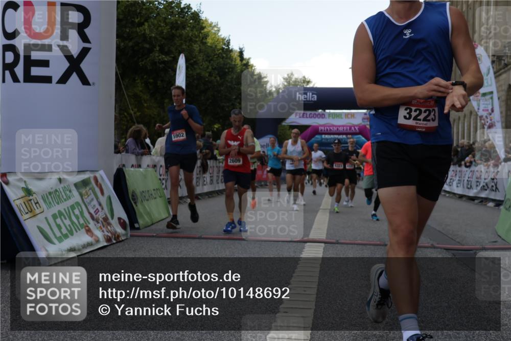 06.09.2026 - CURREX Alsterlauf Yannick Fuchs http://msf.ph/oto/10148692 06.09.2026 09:49:46 Ziel 2180, 2609, 2870, 2961, 3063, 3113, 3223, 3368, 4112, 4212, 4240, 5175, 5347, 5902, 6035, 6323, 6369, 8234, 8337 meine-sportfotos.de