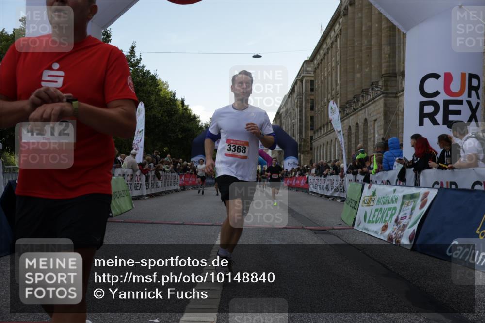 06.09.2026 - CURREX Alsterlauf Yannick Fuchs http://msf.ph/oto/10148840 06.09.2026 09:49:51 Ziel 2180, 2609, 2870, 3063, 3113, 3223, 3368, 4112, 4161, 4212, 4428, 4532, 4932, 5346, 5902, 6323, 8337 meine-sportfotos.de