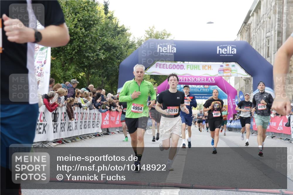 06.09.2026 - CURREX Alsterlauf Yannick Fuchs http://msf.ph/oto/10148922 06.09.2026 09:49:56 Ziel 2094, 2814, 2823, 3063, 3368, 3492, 4142, 4161, 4212, 4428, 4532, 4932, 4951, 4954, 5346, 6010, 6475 meine-sportfotos.de