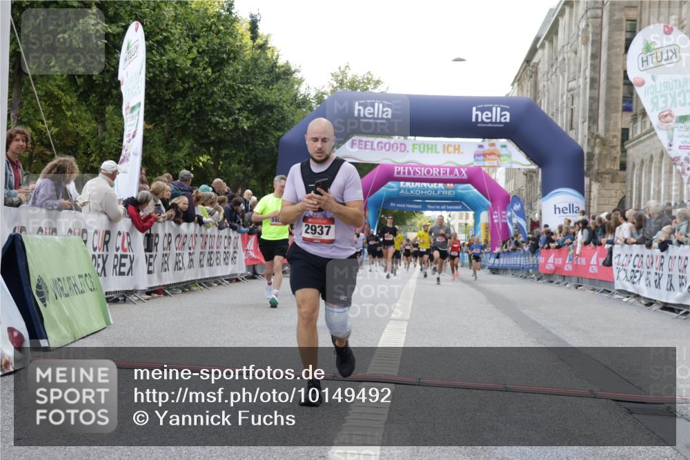 06.09.2026 - CURREX Alsterlauf Yannick Fuchs http://msf.ph/oto/10149492 06.09.2026 09:50:36 Ziel 2411, 2506, 2937, 3402, 4755, 4897, 5274, 5299, 5946, 6427, 8160 meine-sportfotos.de