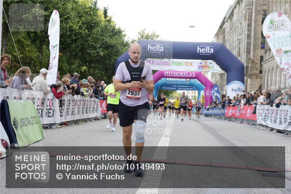 06.09.2026 - CURREX Alsterlauf Yannick Fuchs http://msf.ph/oto/10149493 06.09.2026 09:50:36 Ziel 2411, 2506, 2937, 3402, 4755, 4897, 5274, 5299, 5946, 6427, 8160 meine-sportfotos.de