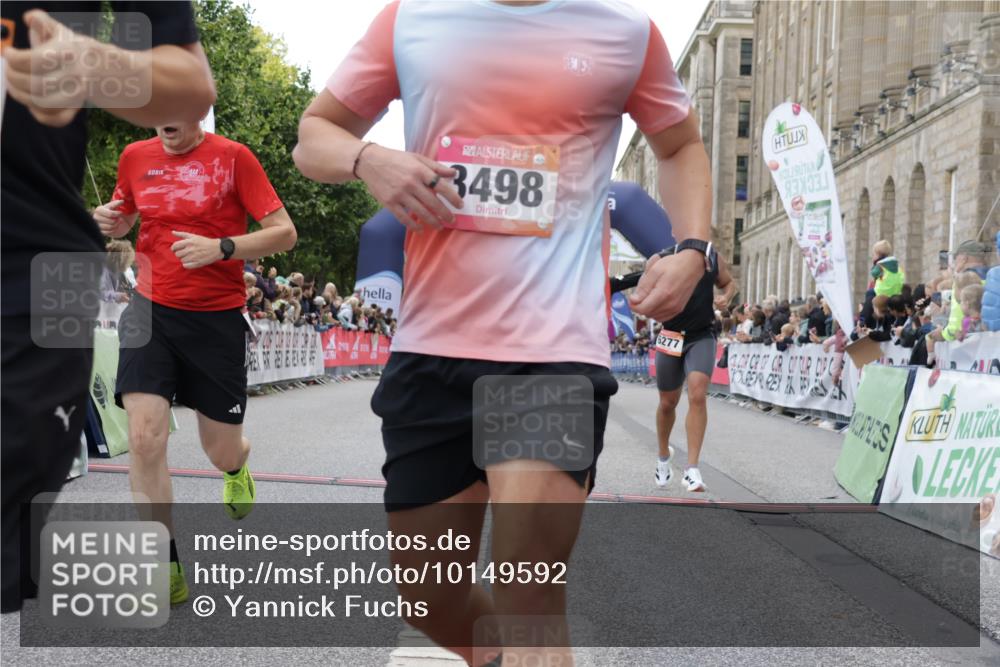 06.09.2026 - CURREX Alsterlauf Yannick Fuchs http://msf.ph/oto/10149592 06.09.2026 09:50:59 Ziel 2008, 2200, 2594, 2803, 3152, 3279, 3468, 3498, 3664, 3700, 4070, 4317, 4687, 5101, 5102, 5480, 6182, 6277 meine-sportfotos.de