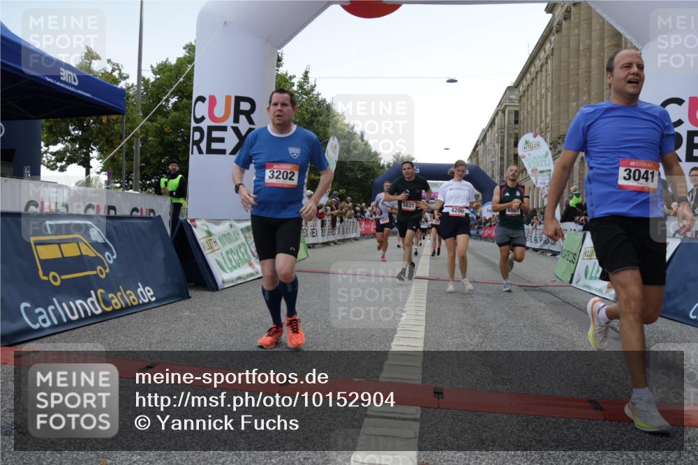 06.09.2026 - CURREX Alsterlauf Yannick Fuchs http://msf.ph/oto/10152904 06.09.2026 09:51:53 Ziel 2002, 2719, 3041, 3202, 3465, 4200, 4267, 4268, 4332, 4333, 4667, 4742, 4845, 5621, 5882, 6023 meine-sportfotos.de