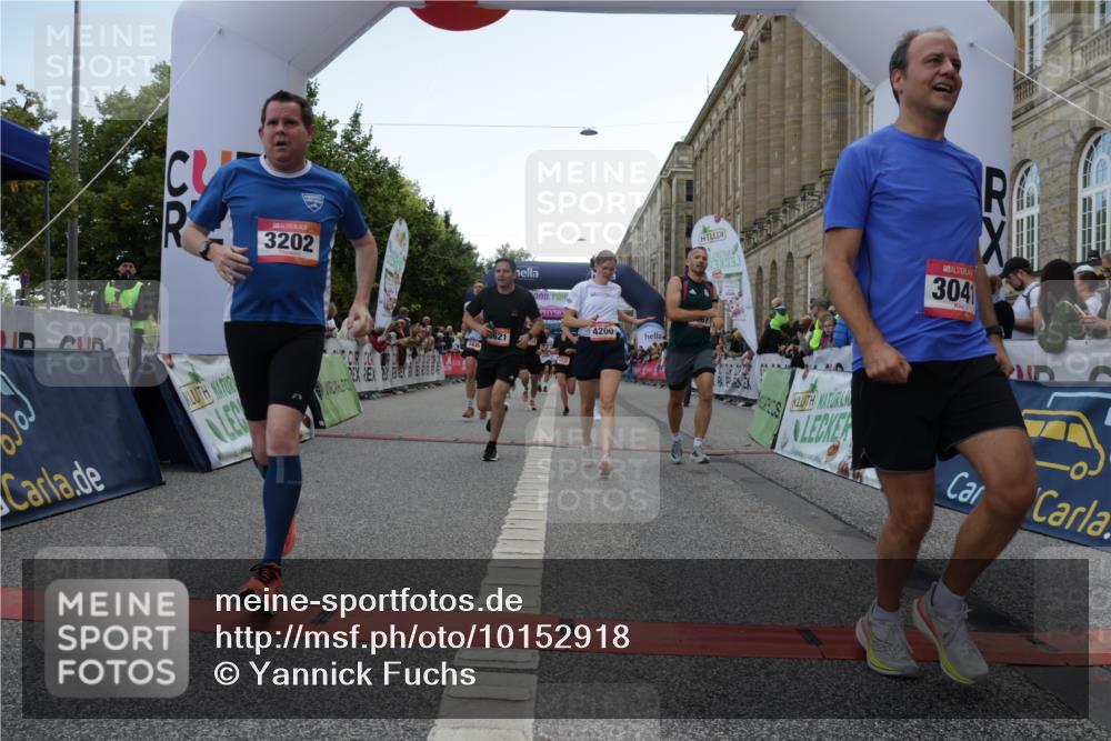 06.09.2026 - CURREX Alsterlauf Yannick Fuchs http://msf.ph/oto/10152918 06.09.2026 09:51:53 Ziel 2002, 2719, 3041, 3202, 3465, 4200, 4267, 4268, 4332, 4333, 4667, 4742, 4845, 5621, 5882, 6023 meine-sportfotos.de