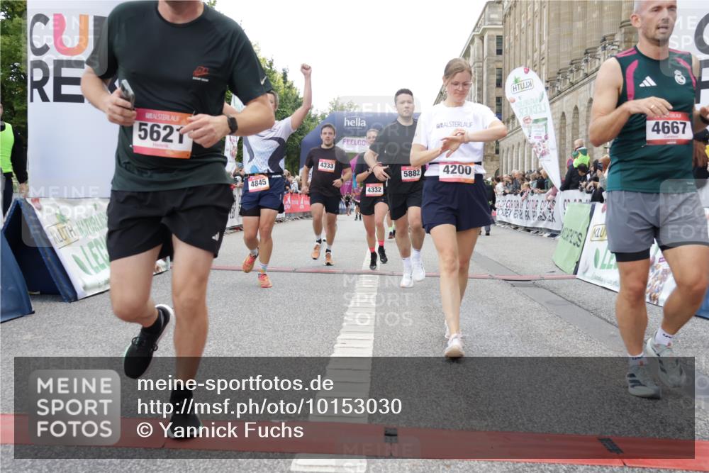 06.09.2026 - CURREX Alsterlauf Yannick Fuchs http://msf.ph/oto/10153030 06.09.2026 09:51:55 Ziel 2002, 2719, 3041, 3202, 4200, 4332, 4333, 4667, 4742, 4845, 5621, 5882, 6023 meine-sportfotos.de