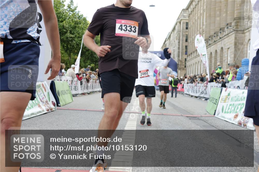 06.09.2026 - CURREX Alsterlauf Yannick Fuchs http://msf.ph/oto/10153120 06.09.2026 09:51:57 Ziel 2002, 2719, 3041, 3202, 4200, 4332, 4333, 4667, 4742, 4845, 5621, 5862, 5882, 6023, 6206, 8280 meine-sportfotos.de