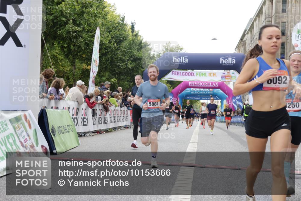 06.09.2026 - CURREX Alsterlauf Yannick Fuchs http://msf.ph/oto/10153666 06.09.2026 09:52:04 Ziel 2002, 2719, 3839, 3975, 4250, 4567, 4742, 5321, 5862, 5881, 6092, 6206, 8280 meine-sportfotos.de