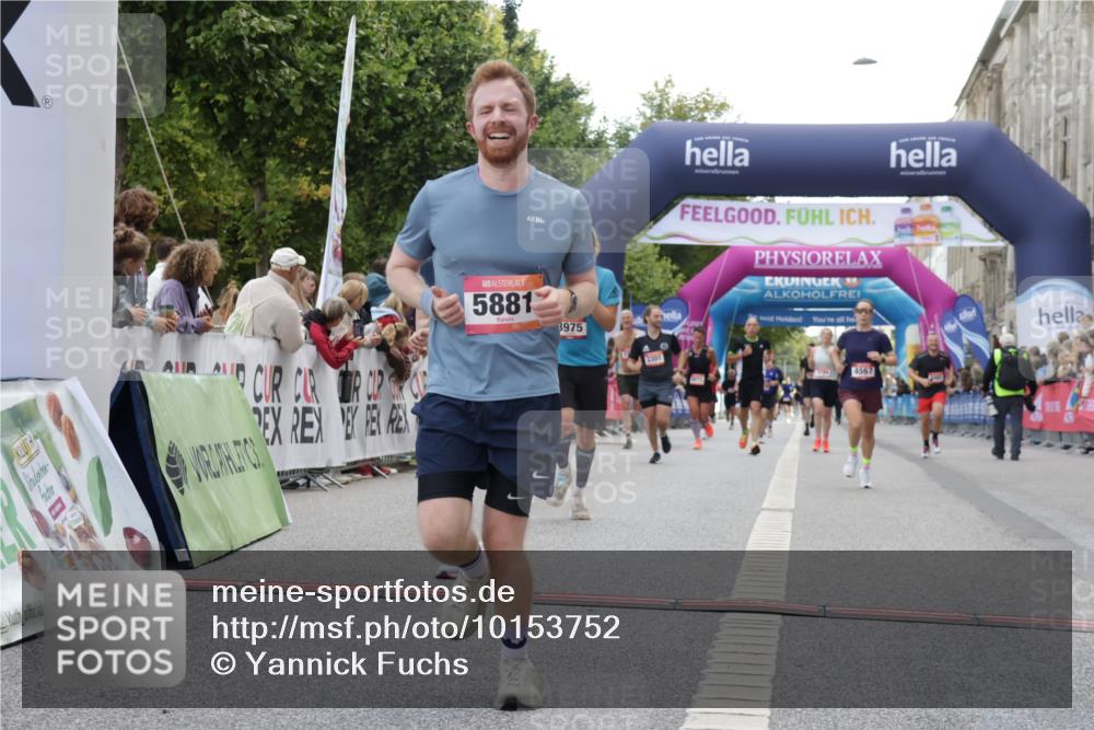 06.09.2026 - CURREX Alsterlauf Yannick Fuchs http://msf.ph/oto/10153752 06.09.2026 09:52:05 Ziel 2719, 3301, 3839, 3975, 4250, 4567, 4742, 5321, 5862, 5881, 6092, 6206, 8280 meine-sportfotos.de