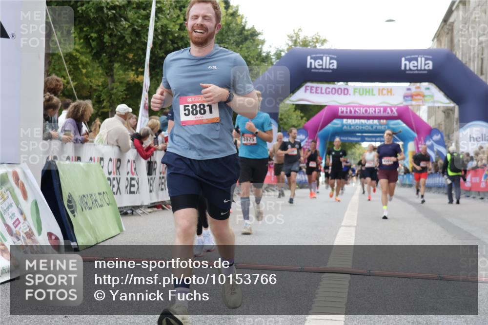 06.09.2026 - CURREX Alsterlauf Yannick Fuchs http://msf.ph/oto/10153766 06.09.2026 09:52:05 Ziel 2719, 3301, 3839, 3975, 4250, 4567, 4742, 5321, 5862, 5881, 6092, 6206, 8280 meine-sportfotos.de