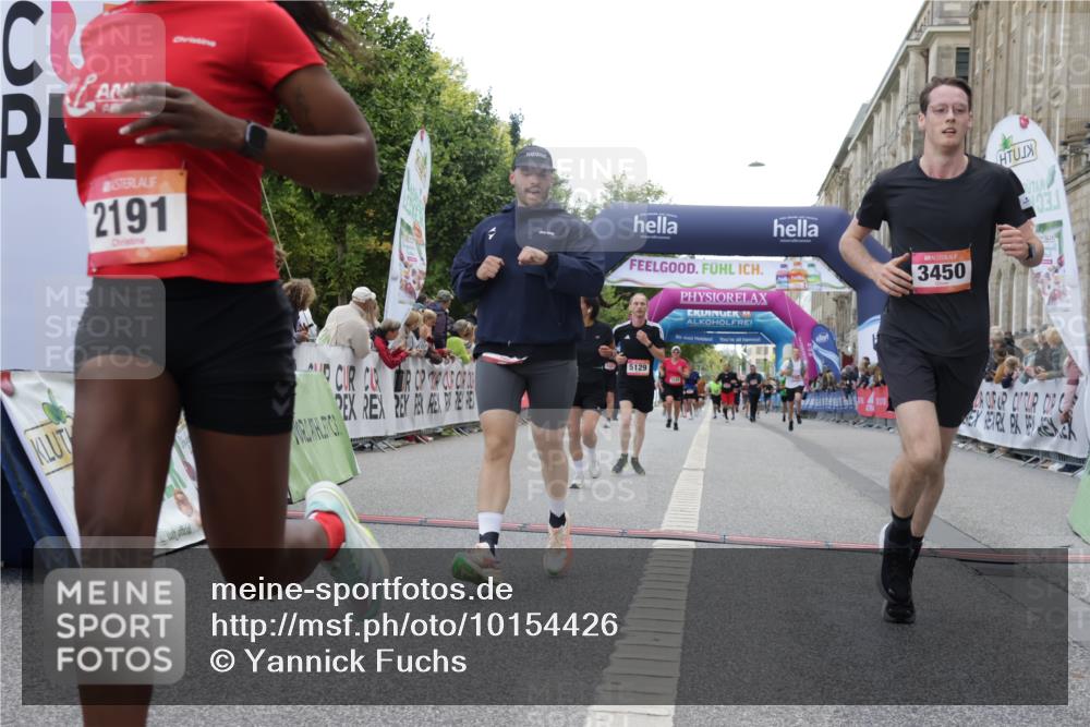06.09.2026 - CURREX Alsterlauf Yannick Fuchs http://msf.ph/oto/10154426 06.09.2026 09:52:16 Ziel 2118, 2191, 2284, 2758, 3289, 3301, 3450, 3789, 3839, 4462, 4567, 5129, 5287, 8071 meine-sportfotos.de