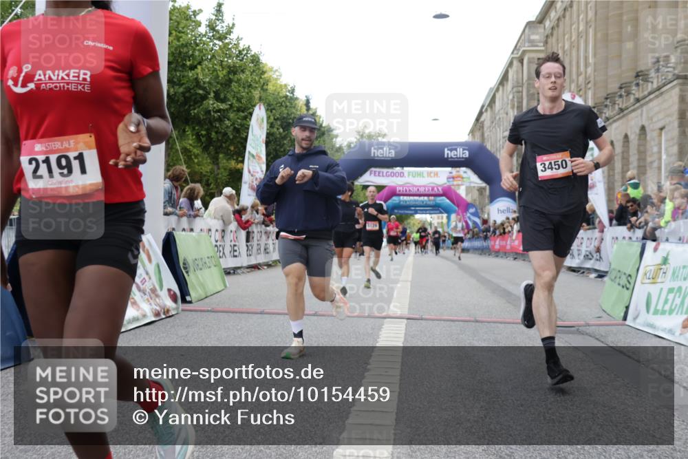 06.09.2026 - CURREX Alsterlauf Yannick Fuchs http://msf.ph/oto/10154459 06.09.2026 09:52:17 Ziel 2118, 2191, 2284, 2758, 3289, 3301, 3450, 3789, 4462, 5129, 5287, 8071 meine-sportfotos.de